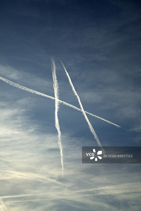 飞机云空中书写字母A特写图片素材