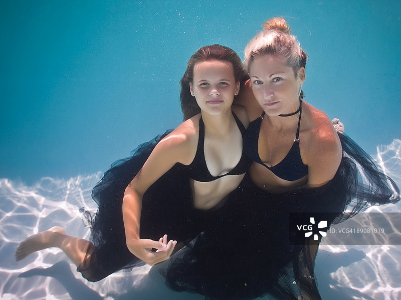 水下的母女图片素材