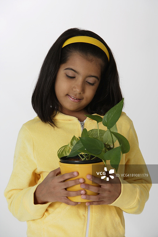 女孩拿着植物图片素材