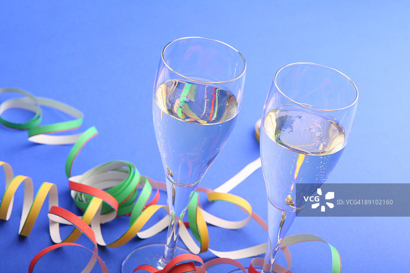 举杯畅饮庆祝时刻图片素材