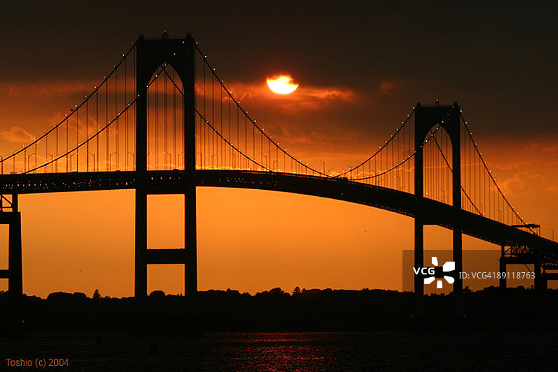 日落时分的纽波特大桥图片素材