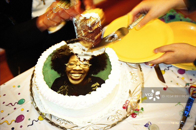 人们在供应带有女人脸部照片的蛋糕图片素材