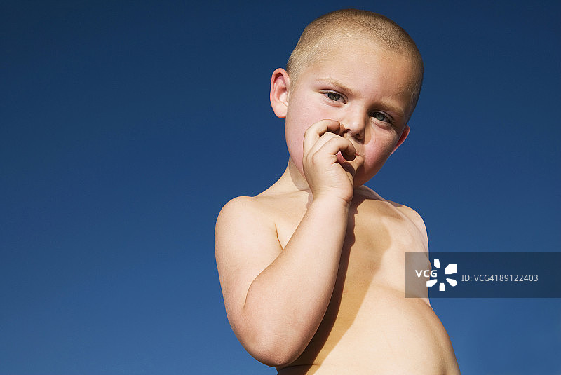 沉思的男孩图片素材