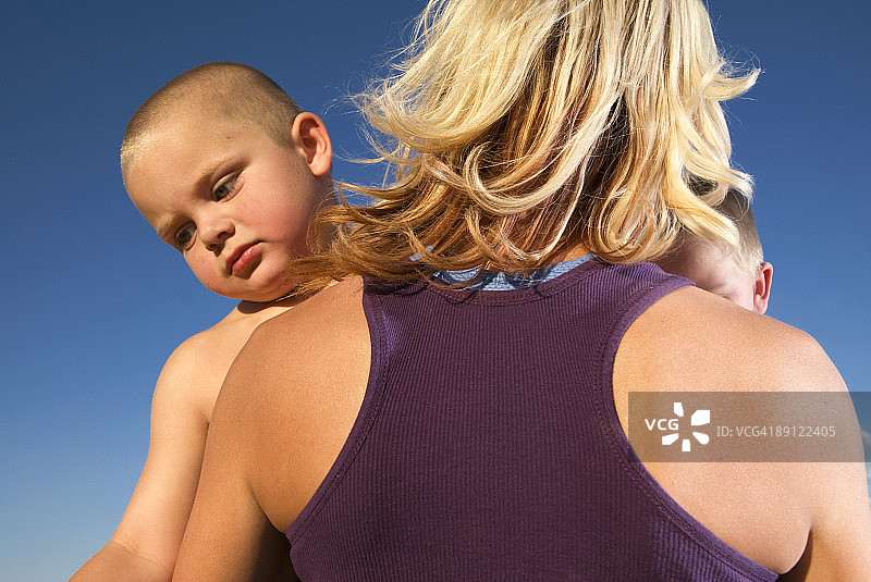 母亲安慰儿子图片素材