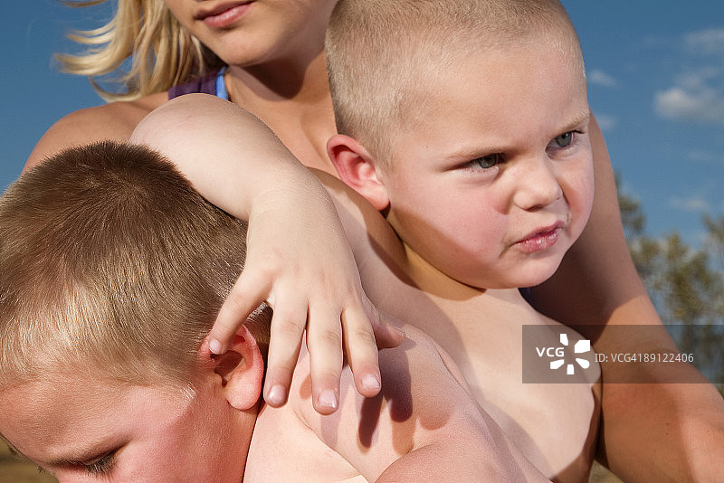 母亲处理孩子间的争吵图片素材