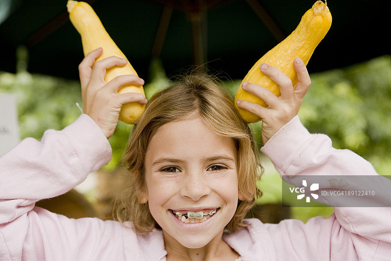 拿着蔬菜的女孩图片素材