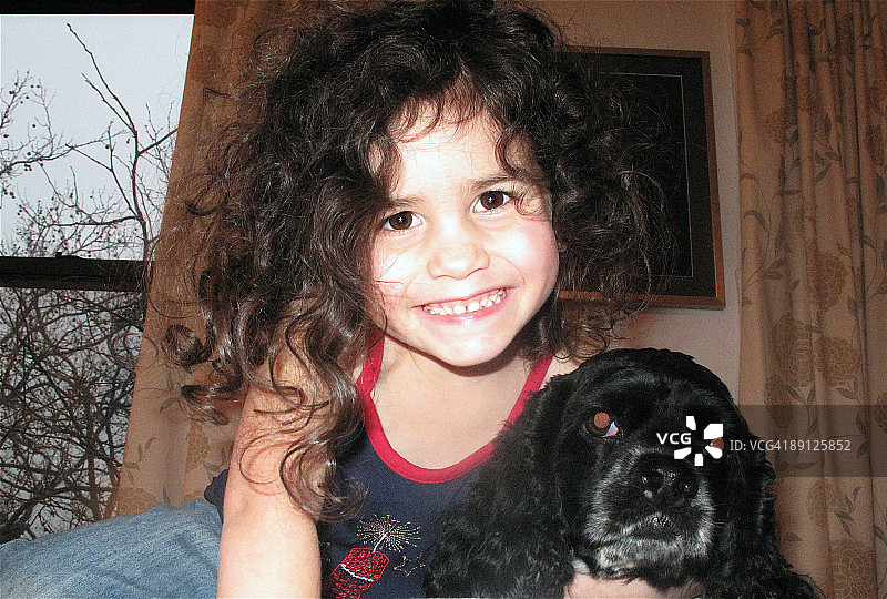 小女孩和她的狗图片素材