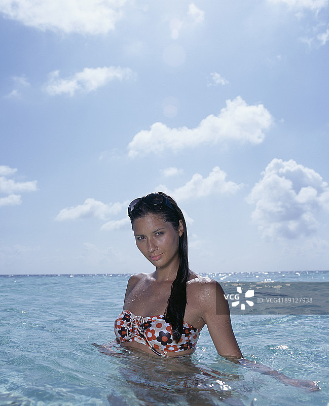 在海边的年轻女人图片素材