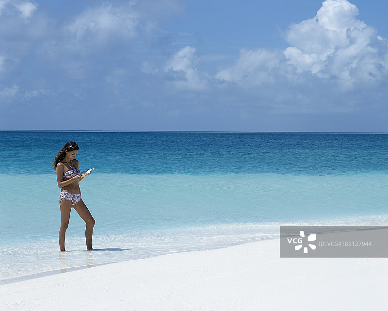沙滩上的女人图片素材