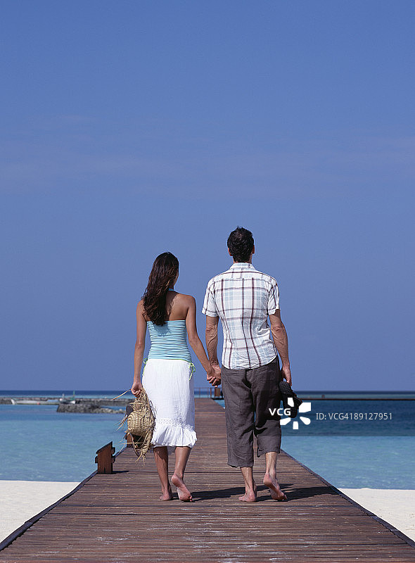 在码头上的情侣图片素材