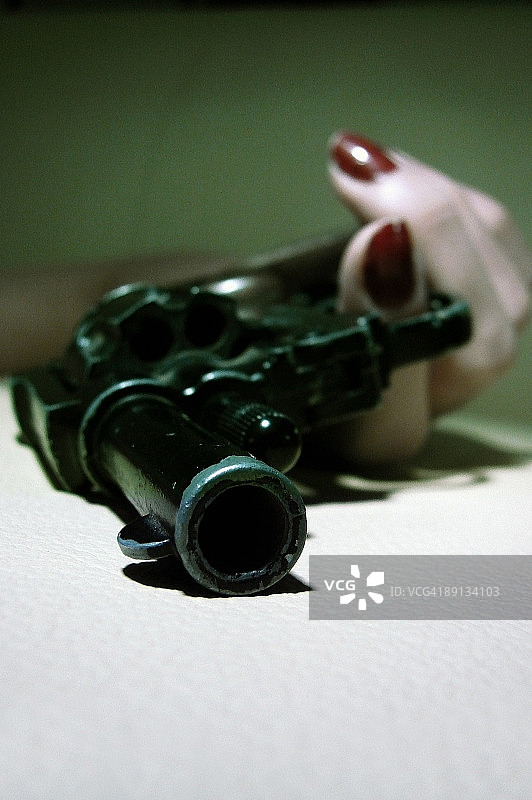 男人手持手枪特写，智利圣地亚哥图片素材