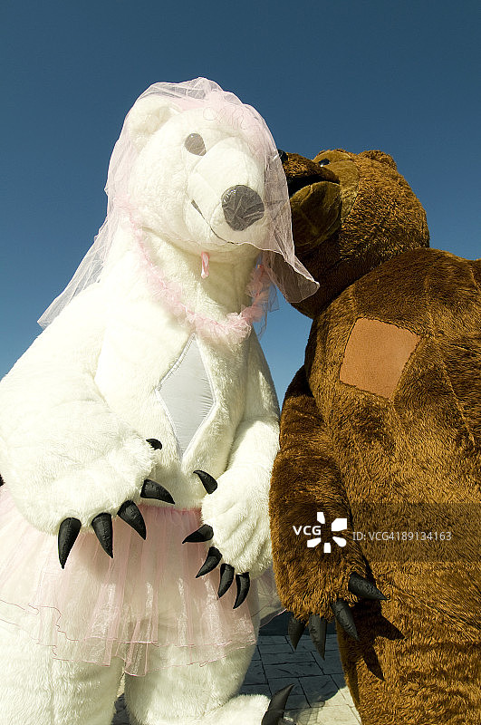 仰视角度拍摄的穿着熊服装的两人（乌克兰，基辅）图片素材