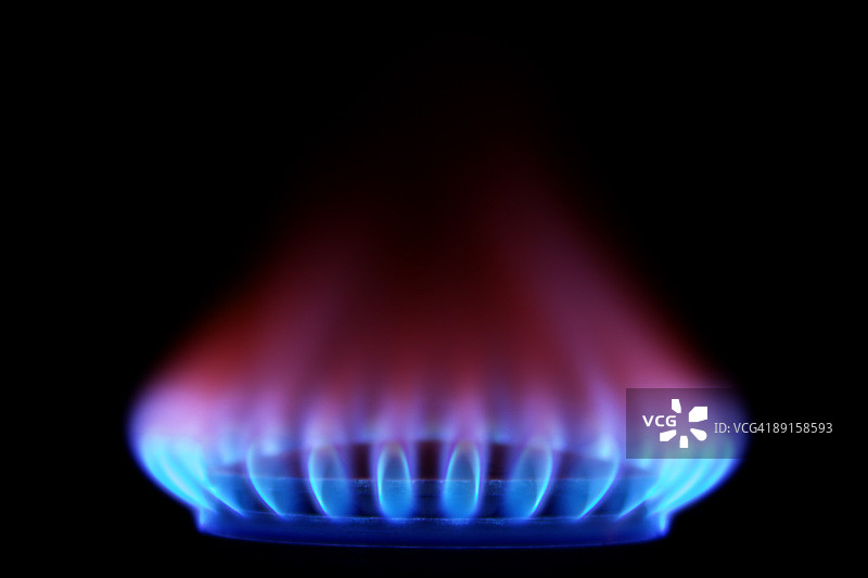燃气灶侧视图（黑色背景上的蓝色火焰）图片素材