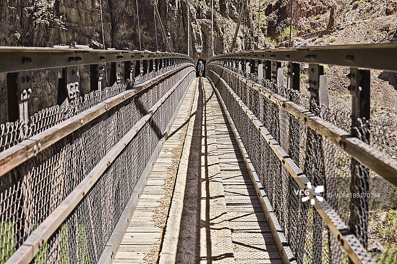 科罗拉多河上凯巴布吊桥上的徒步旅行者图片素材