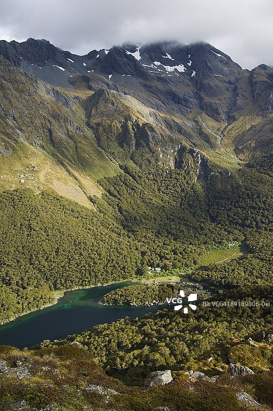 新西兰米尔福德国家公园Routeburn Track上的麦肯锡湖图片素材