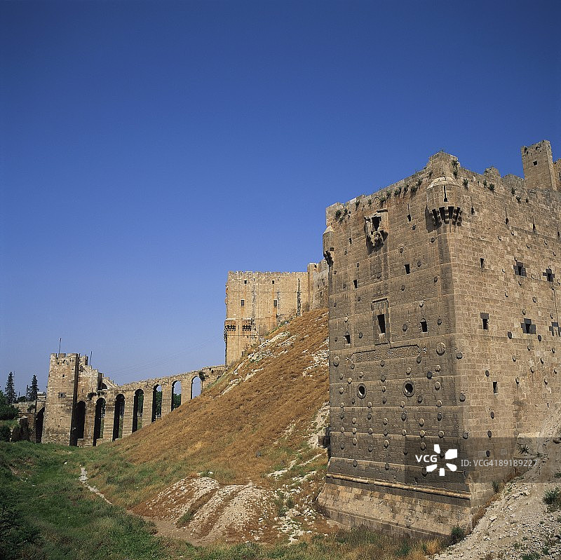 叙利亚阿勒颇阿拉伯城堡的纪念性入口图片素材
