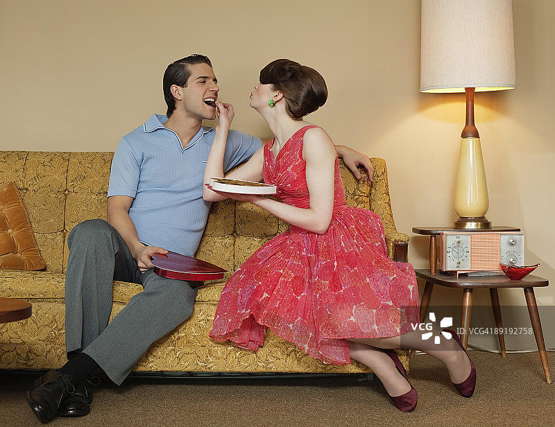 女人喂男人巧克力图片素材