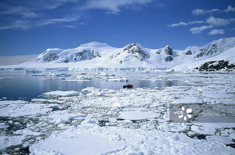南极半岛冰雪海景，人们乘坐 Zodiac 冰上巡游，南极洲，极地地区图片素材