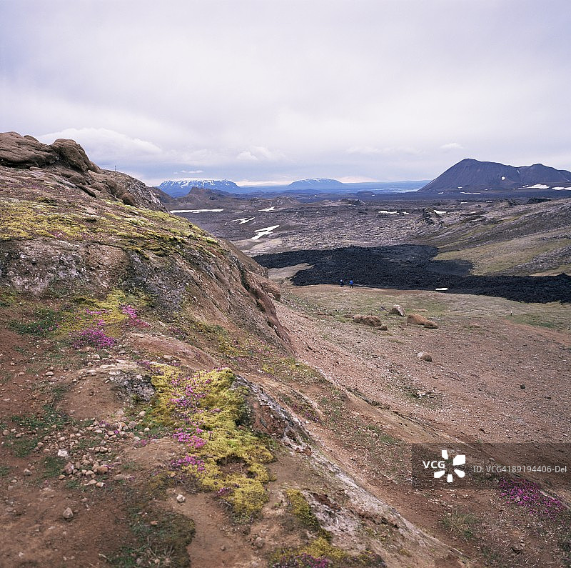 中距离的黑色熔岩流，克拉夫拉火山地区，1975年至1984年期间活跃，米湖地区，冰岛极地地区图片素材