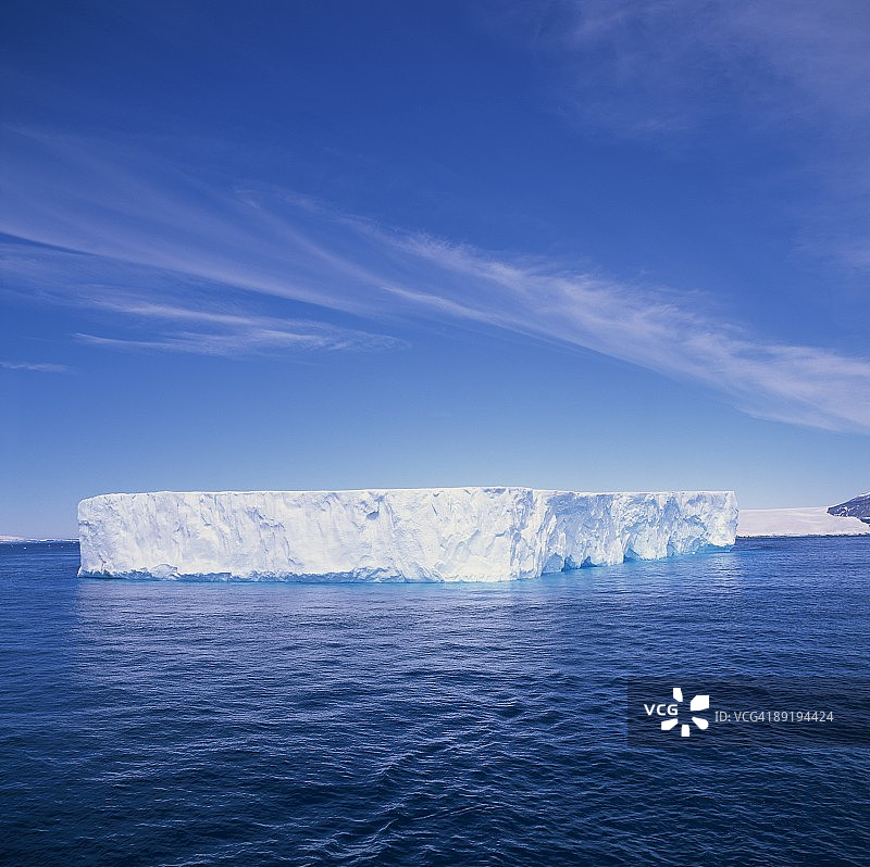 南极极地地区的蓝色海洋中的板状冰山图片素材