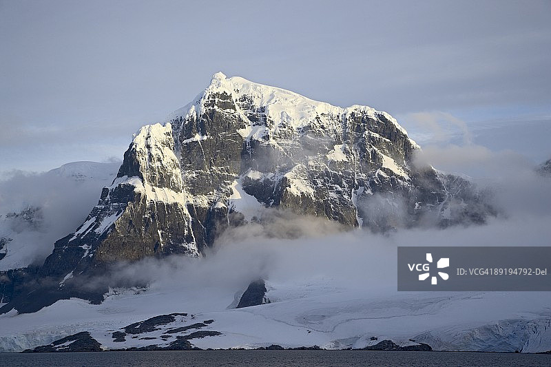 南极半岛威恩克岛的冰雪覆盖海岸山脉图片素材