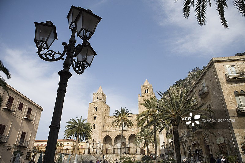 路灯和主教座堂，意大利西西里岛切法卢大教堂广场图片素材