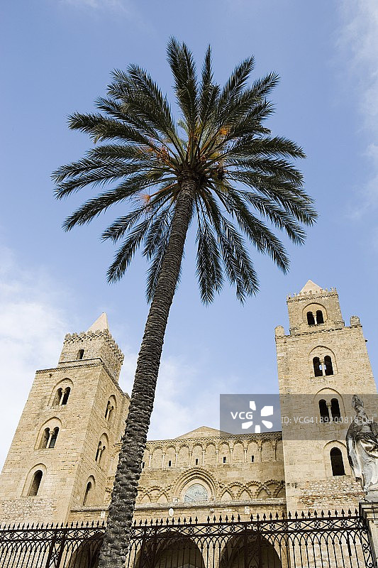 意大利西西里岛切法卢主教座堂广场的教堂图片素材