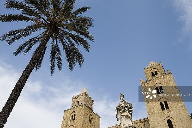 意大利西西里岛切法卢主教座堂广场的教堂图片素材