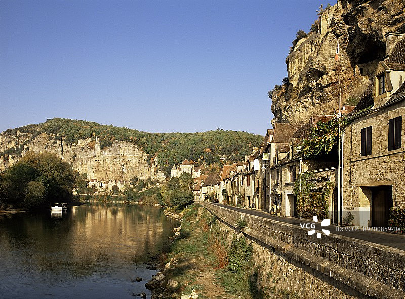 多尔多涅河与村庄房屋，法国阿基坦图片素材