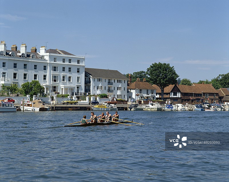 泰晤士河：位于英国牛津郡亨利图片素材