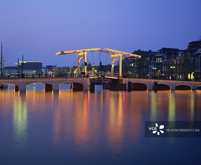 阿姆斯特丹瘦桥的灯光倒映在运河中图片素材