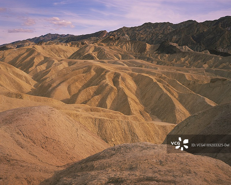 美国加利福尼亚州死亡谷国家纪念碑 Zabriskie Point 的光秃山丘和沟壑图片素材