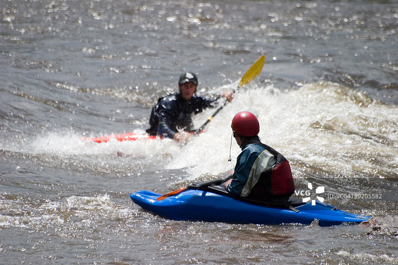 男子在米苏拉蒙大拿州布伦南浪上划皮划艇图片素材