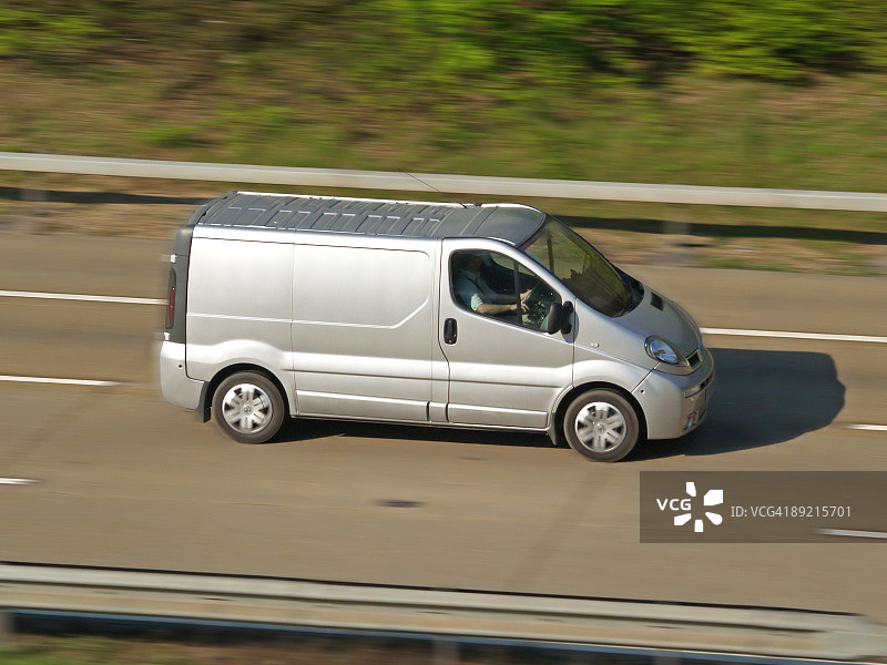 紧急运送中的银色厢型车图片素材