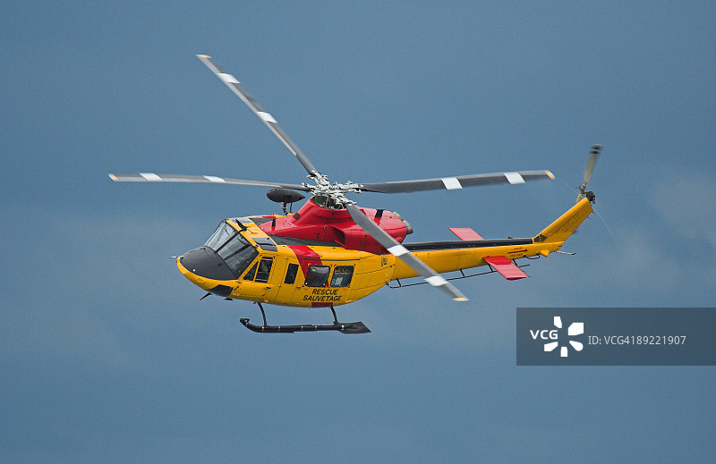 在空中飞行的搜索和救援直升机图片素材