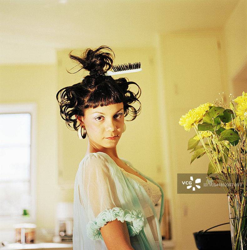 发型别致的年轻女性肖像图片素材