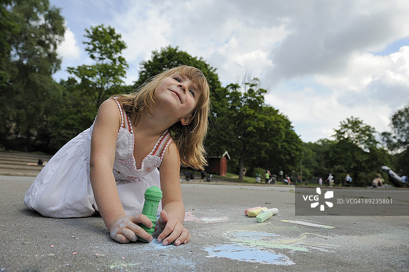 拿着蜡笔的女人图片素材