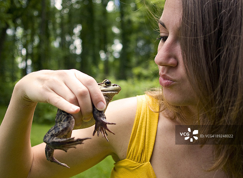 吻我，青蛙先生图片素材