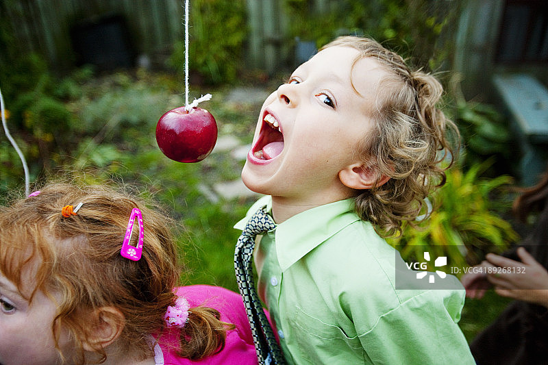 年轻女孩咬苹果图片素材