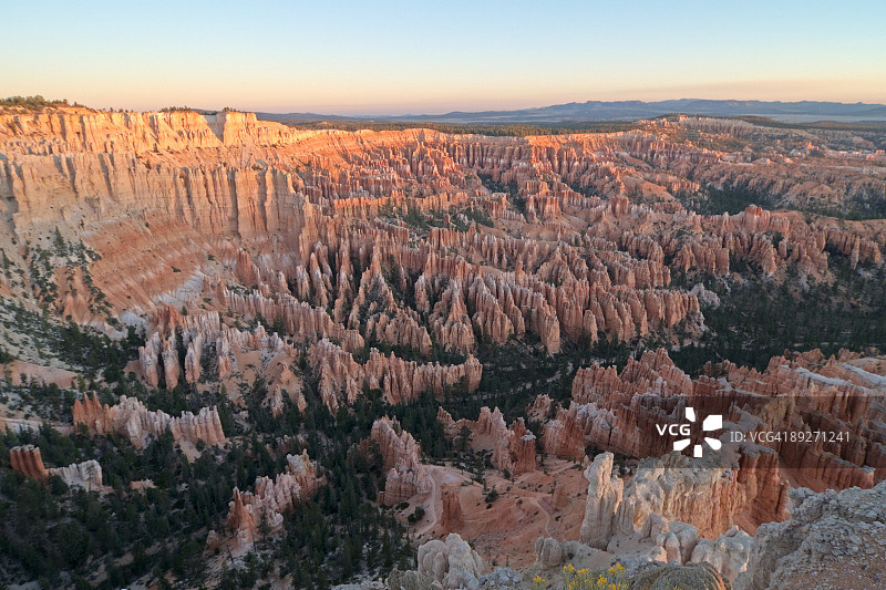 布莱斯峡谷日出时分的石林景色图片素材