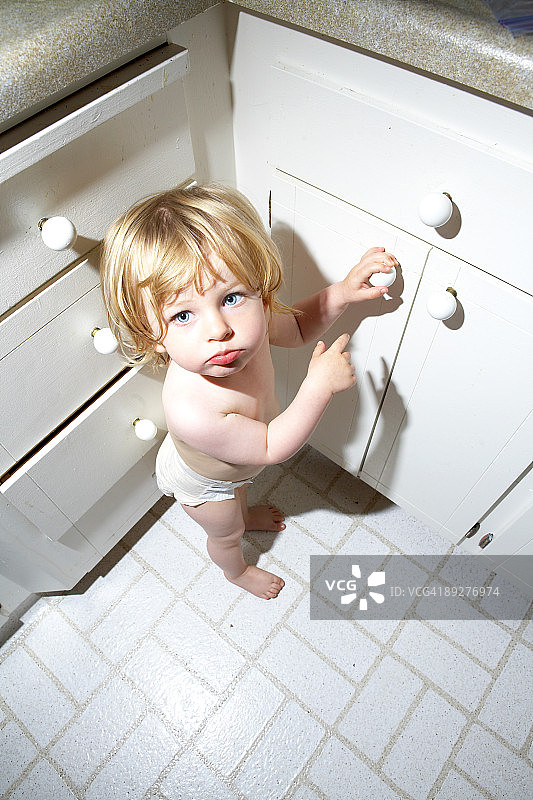 幼儿试图打开厨房抽屉图片素材
