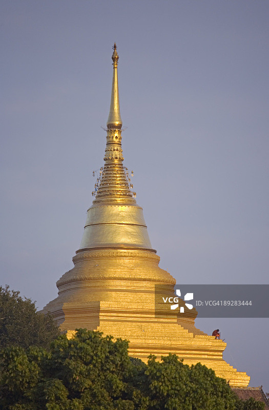 缅甸景栋：清晨光线下的Wat Chiang Ing寺庙僧侣图片素材