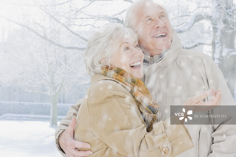 情侣在雪中微笑图片素材