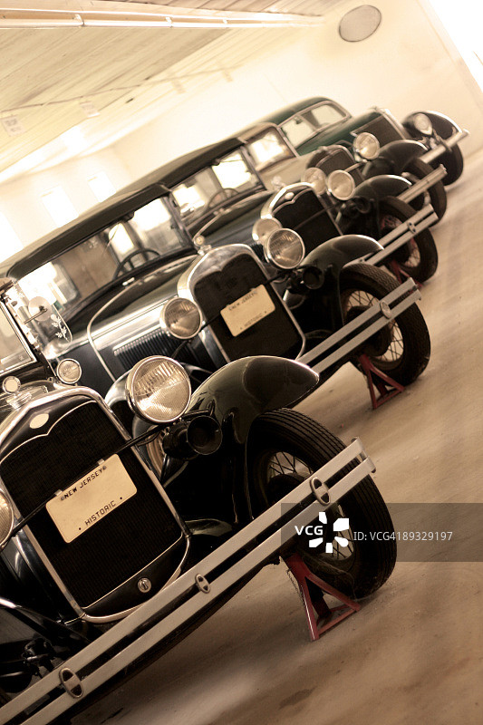 满是古董车的车库（一排）图片素材