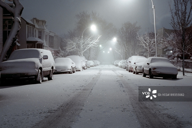 被路灯照亮的雪中汽车 - 2006年暴风雪图片素材