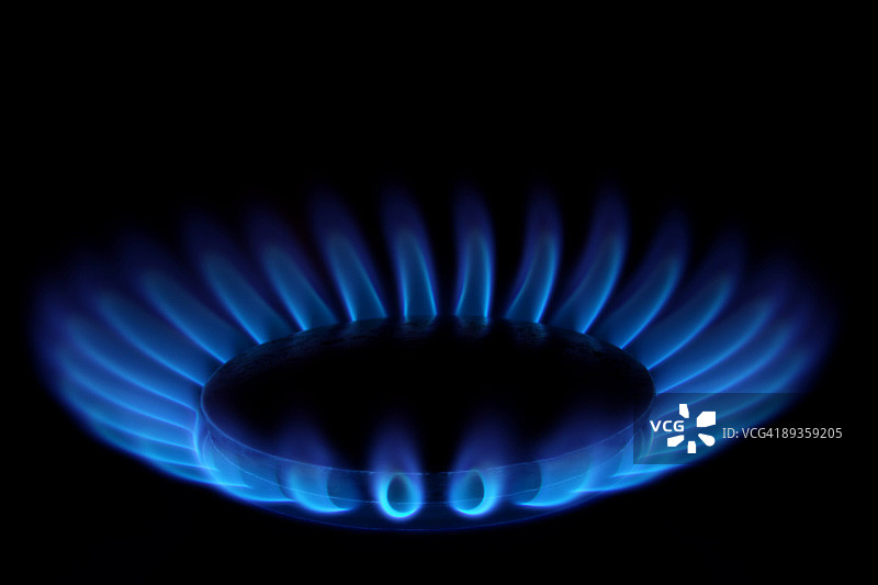 燃气灶（黑色背景上的蓝色火焰 - 火焰环）图片素材