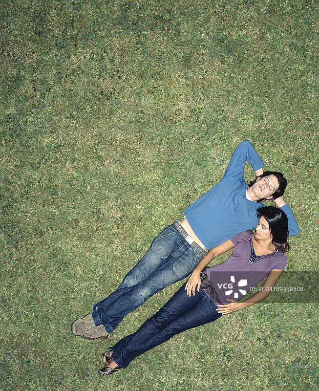 年轻夫妇在户外睡觉图片素材