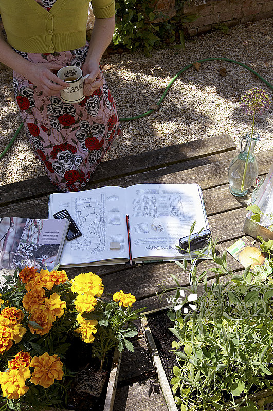 站在花园旁的年轻女子（局部）图片素材