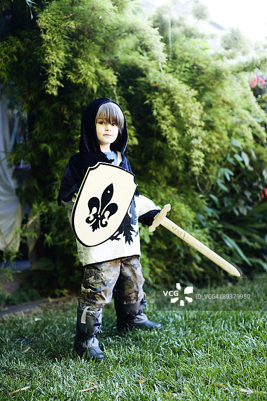 在后院打扮成骑士的4岁男孩图片素材