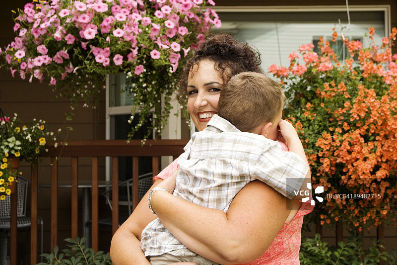 母亲安慰幼儿儿子图片素材
